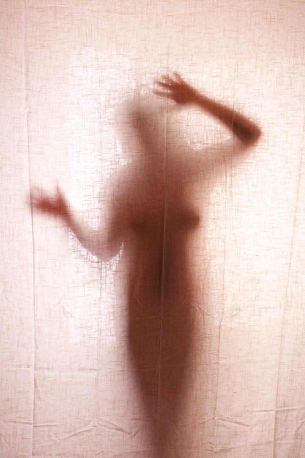 Verdeckter Akt hinter Vorhang