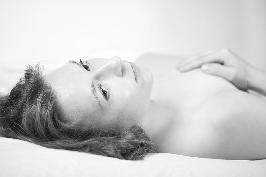 Liegender verdeckter Akt